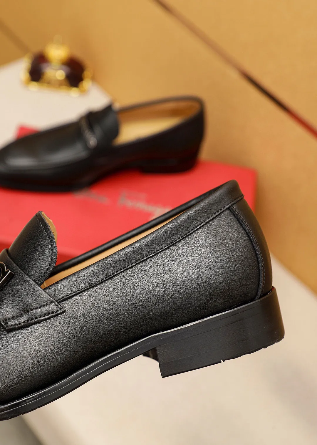 Men's shoes 💰460 💐 Product trademark: Ferragamo "Ferragamo" casual leather shoes Regular size: 38-44 (45.46🉑️customized) Product materials: Selected imported first-layer calfskin upper + luxury hardware buckle, imported water-dyed cowhide leather lining. Strong three-dimensional visual effect, original outsole color: 2⃣️seed leather materials optional